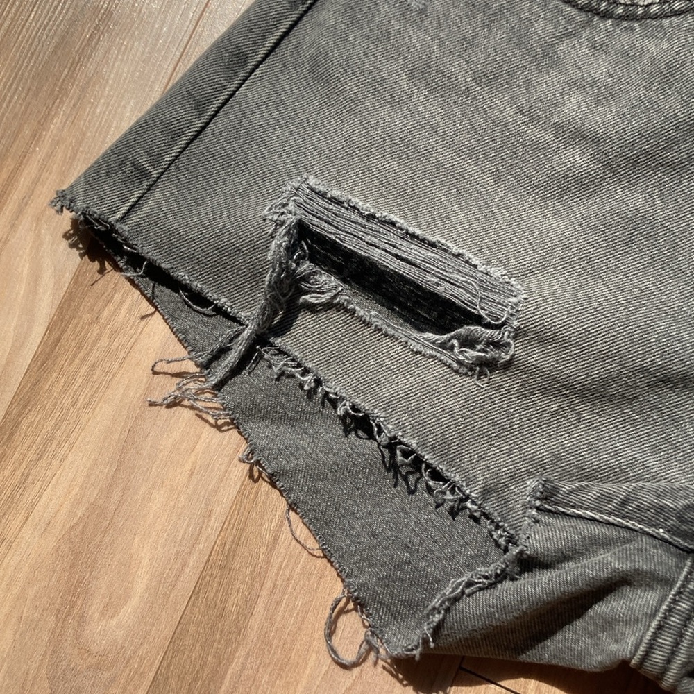 🟢Relist7/13 🟢Levi’s distressed high rise 501 jean cotton denim short cutoff 30 - Picture 5 of 16